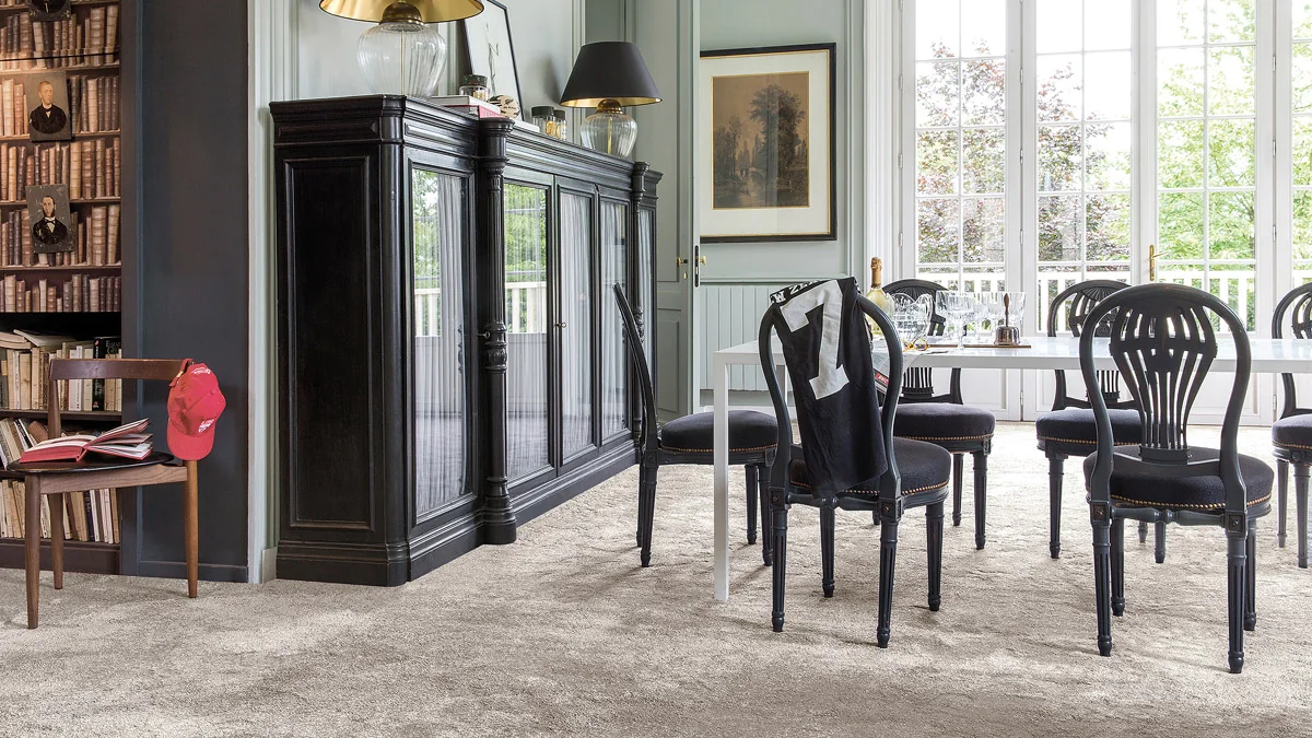 Invictus Magnificus carpet room setting